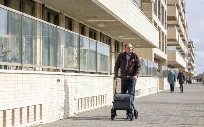 ældre mand med rollator undgår fald